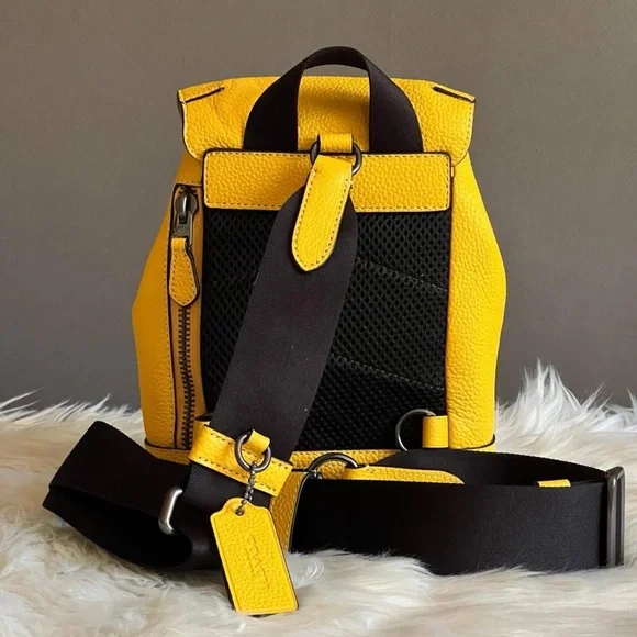 CB929 - Coach Hudson Small Pack - Picture 6 of 13